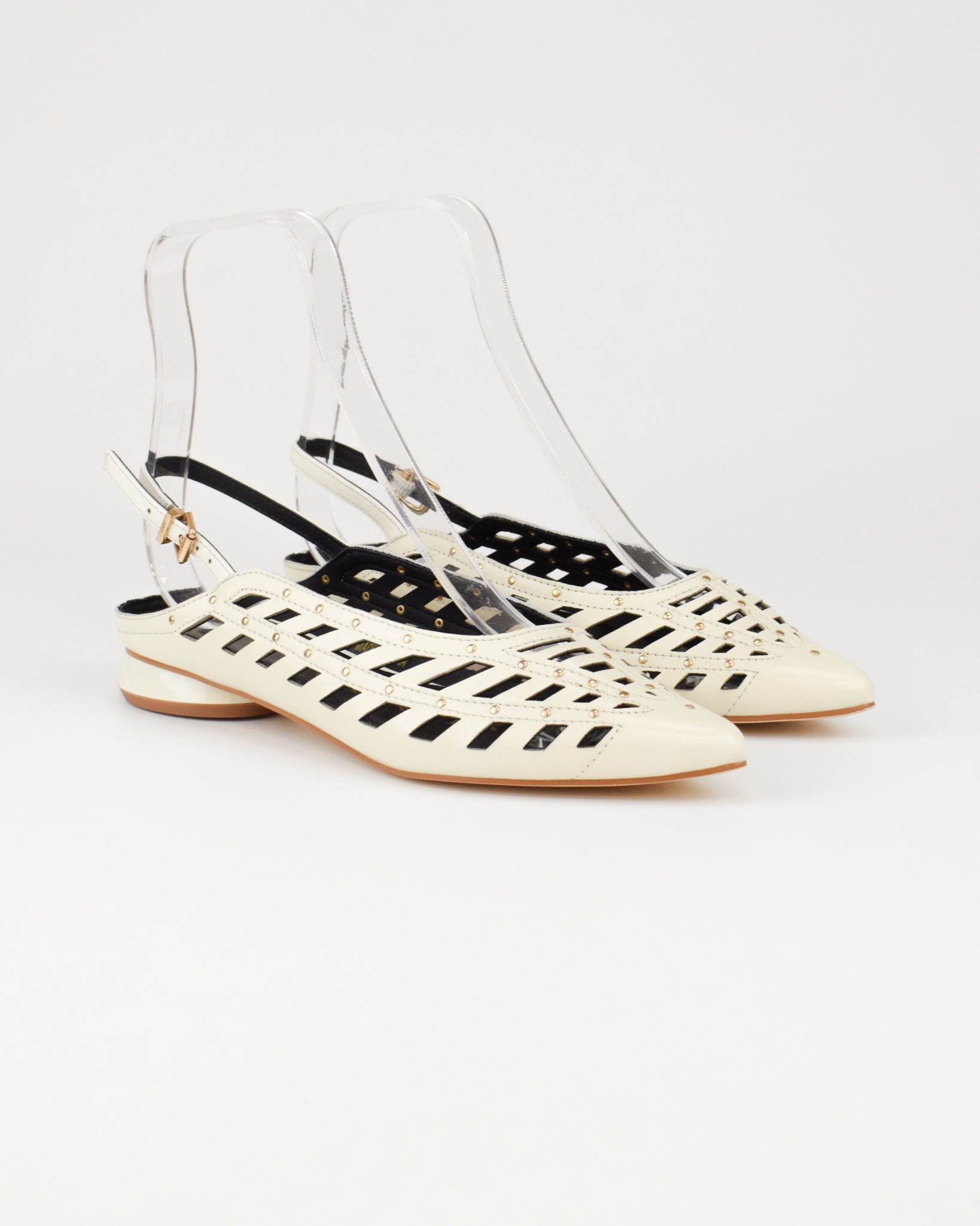 Slingback in nappa traforata con borchie e laccino