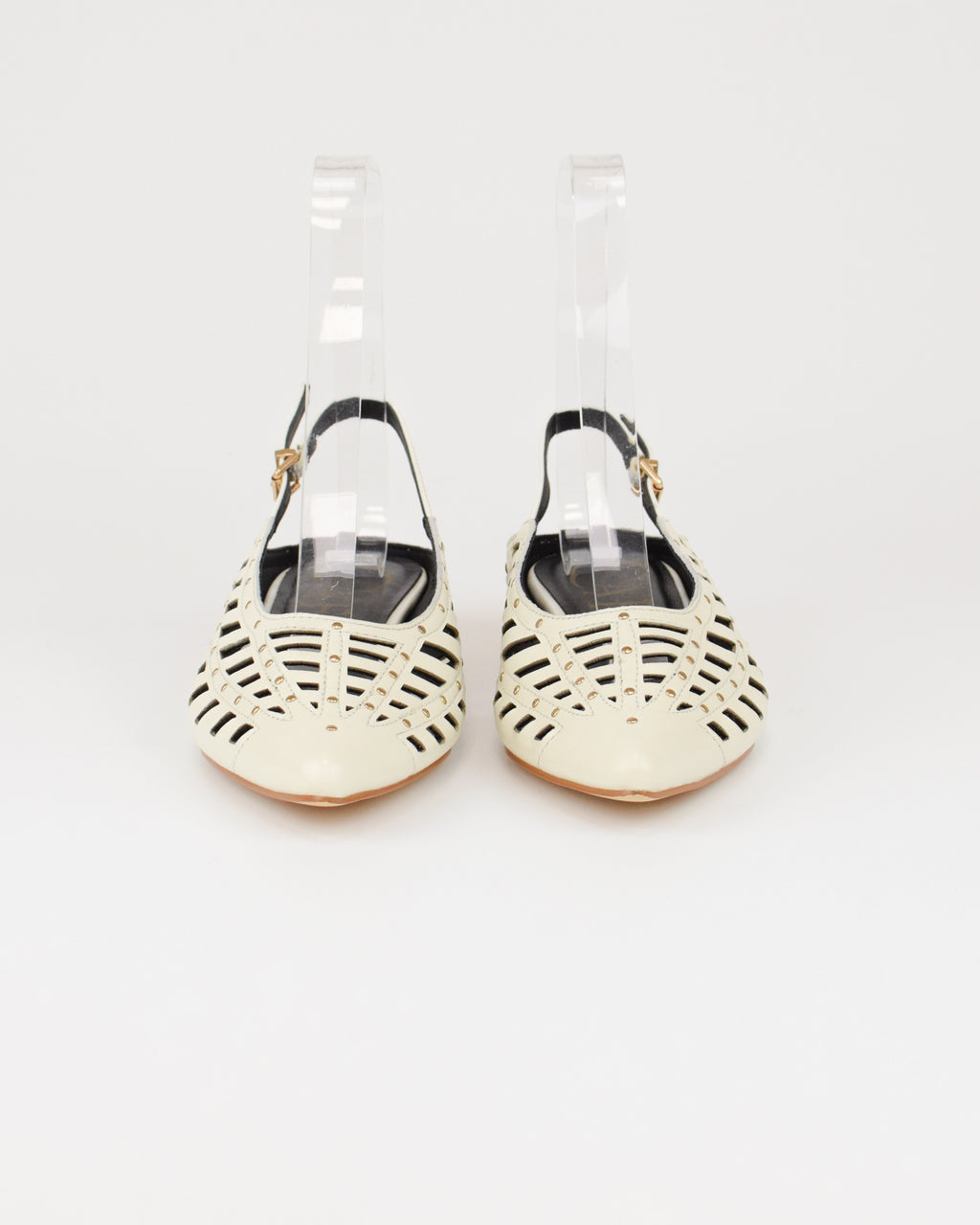 Slingback in nappa traforata con borchie e laccino