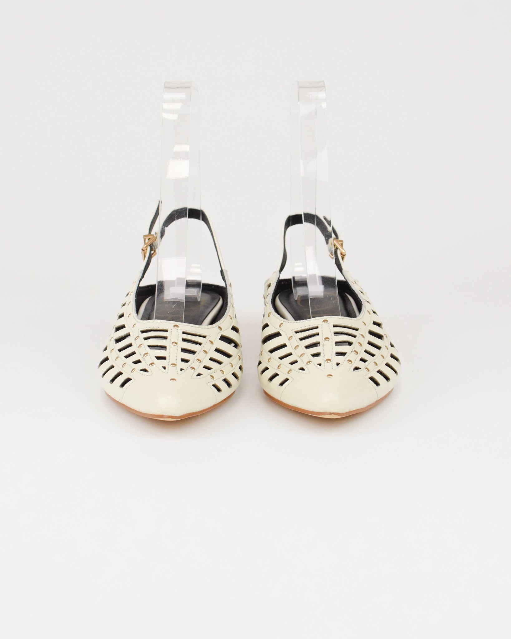 Slingback in nappa traforata con borchie e laccino