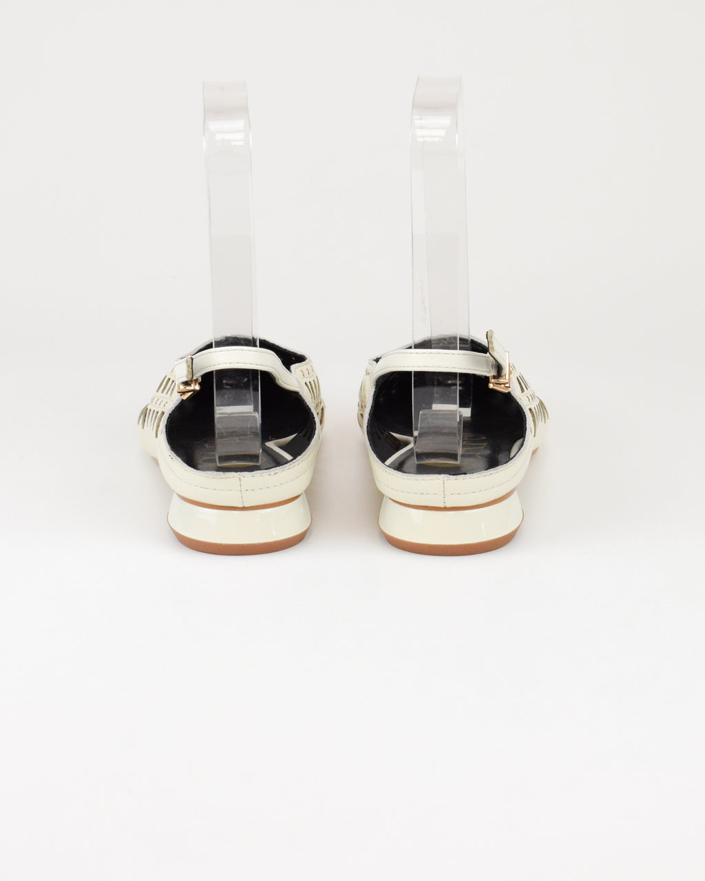 Slingback in nappa traforata con borchie e laccino