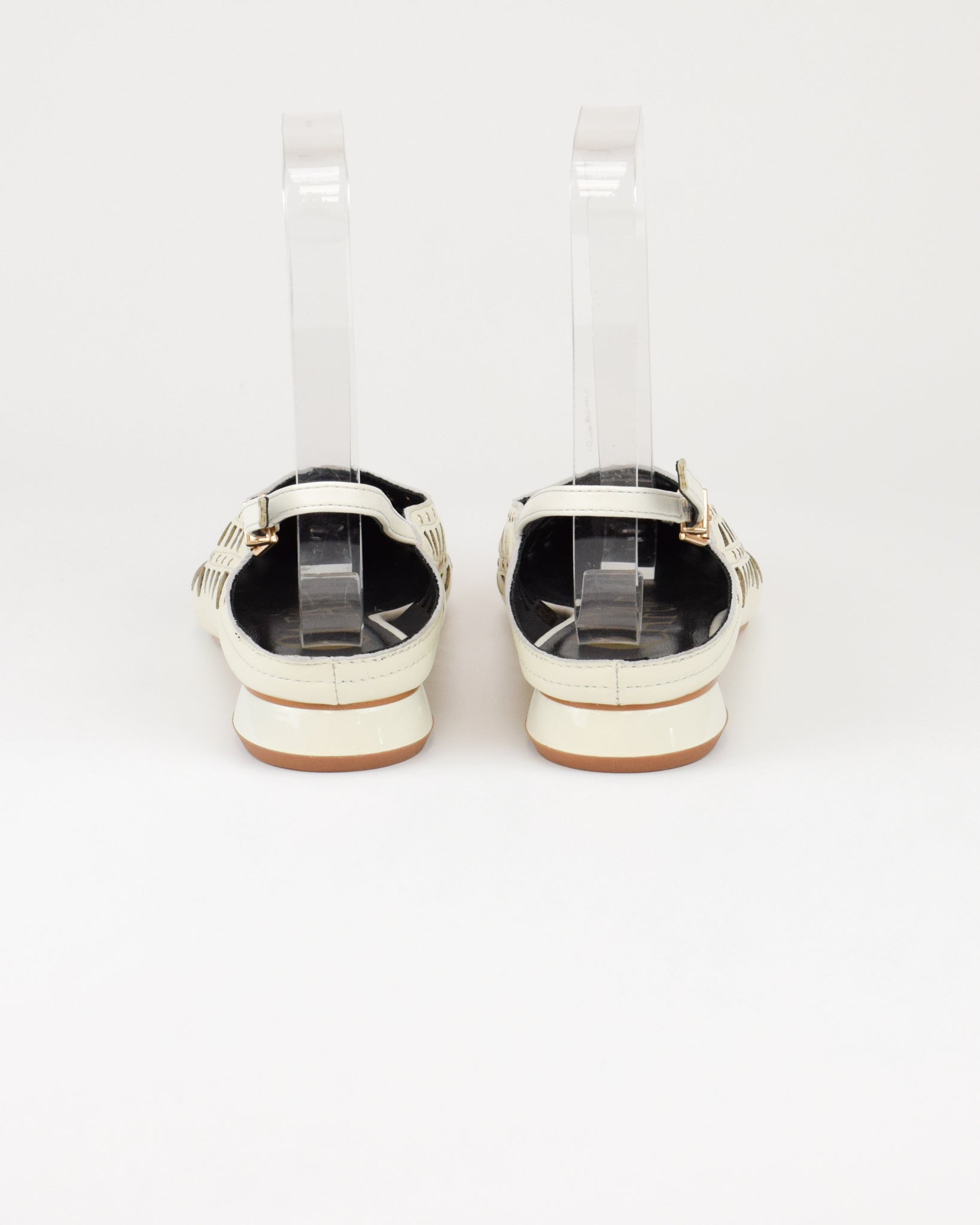 Slingback in nappa traforata con borchie e laccino