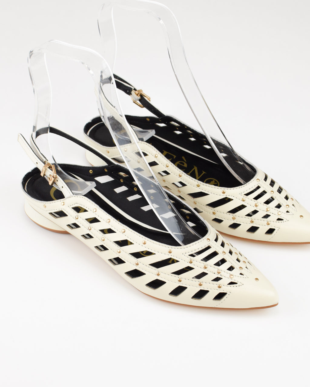 Slingback in nappa traforata con borchie e laccino