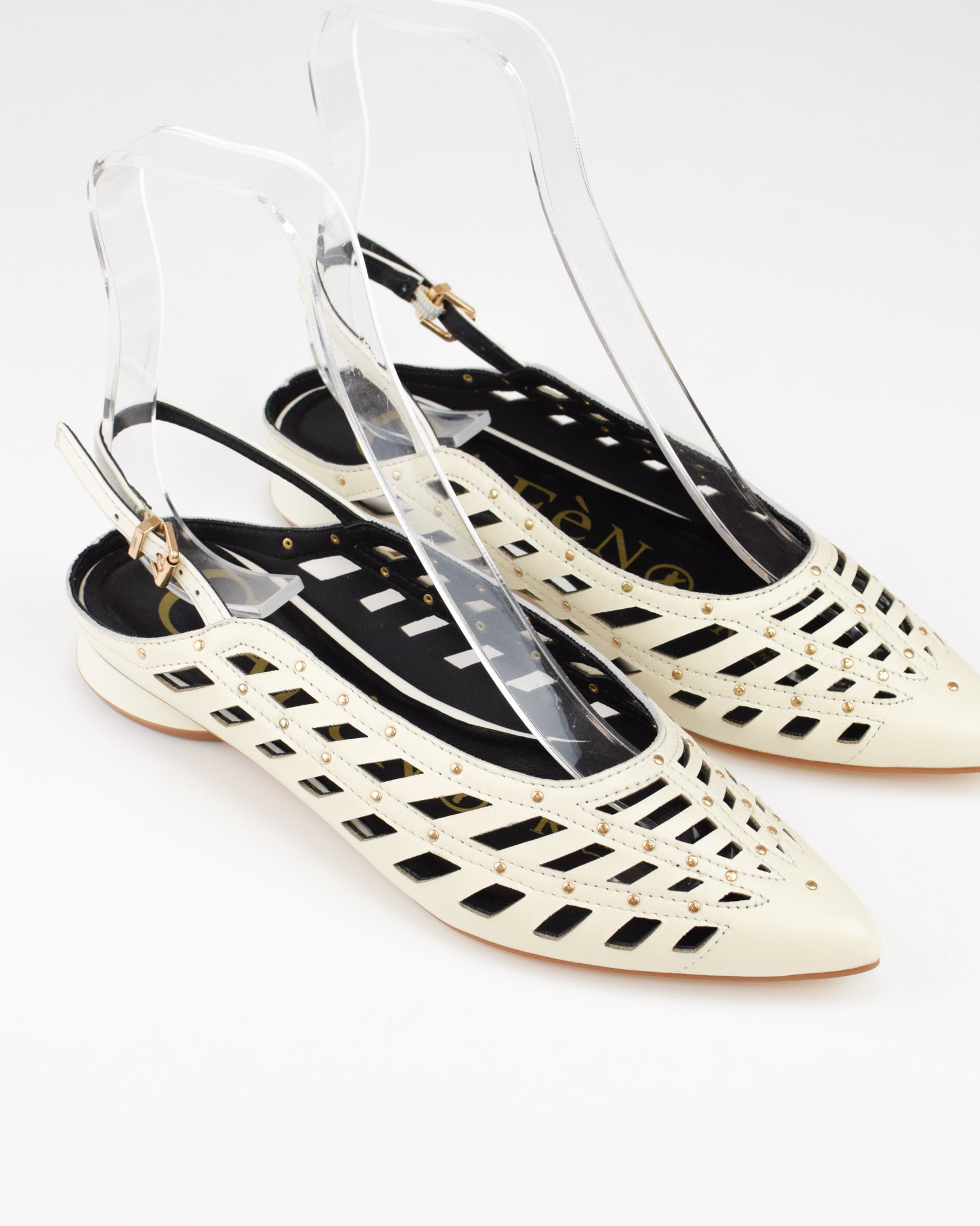 Slingback in nappa traforata con borchie e laccino