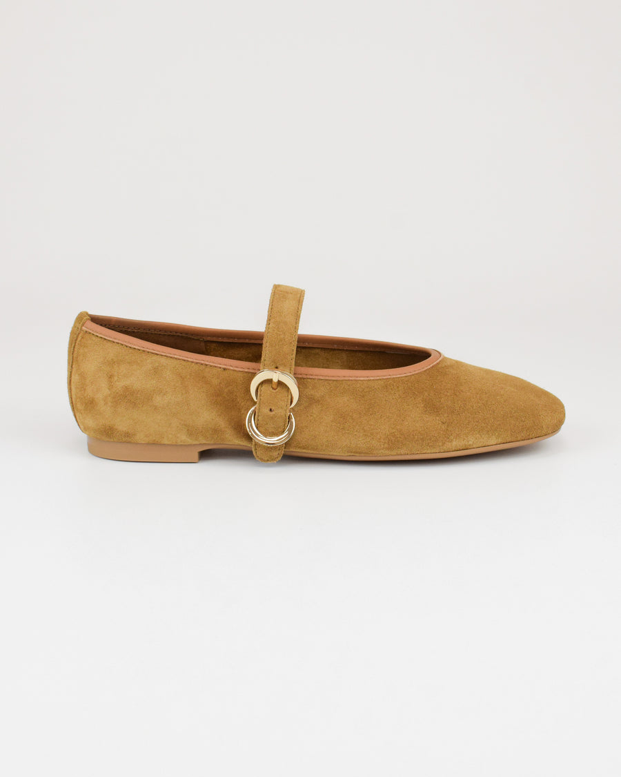 Ballerina in suede