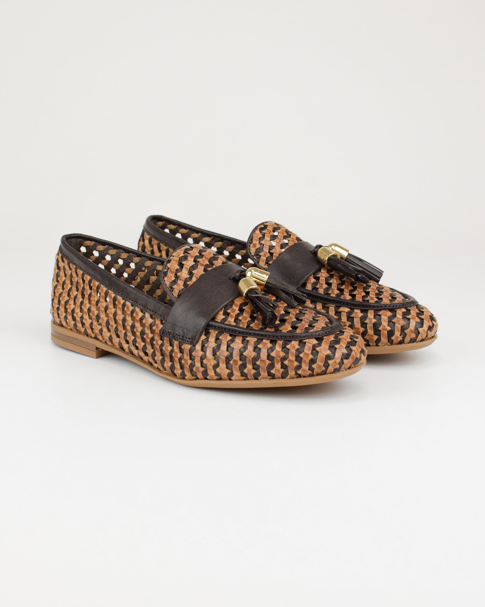 Mocassino in pelle intrecciata con nappine