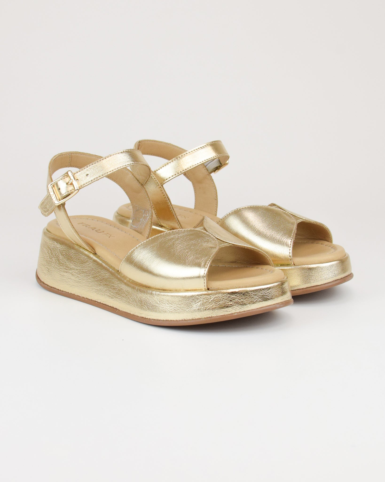 Sandalo con plateau in pelle laminata