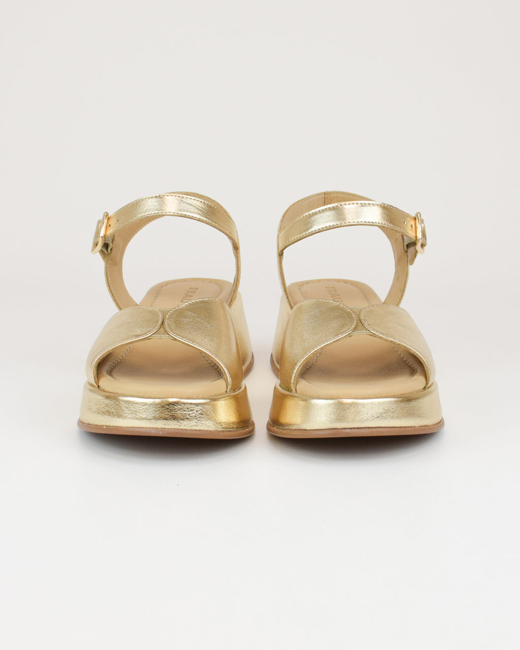 Sandalo con plateau in pelle laminata