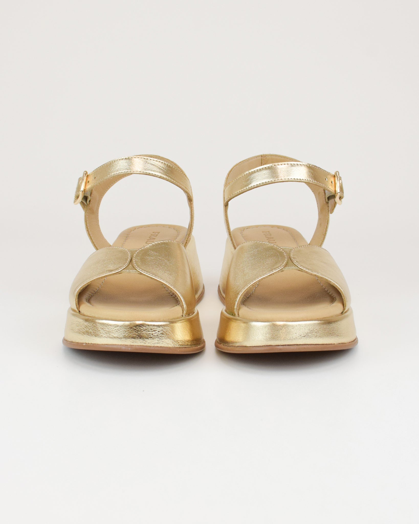 Sandalo con plateau in pelle laminata