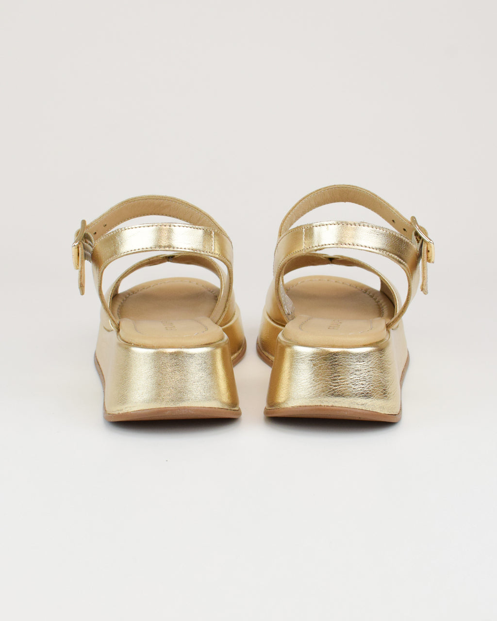 Sandalo con plateau in pelle laminata