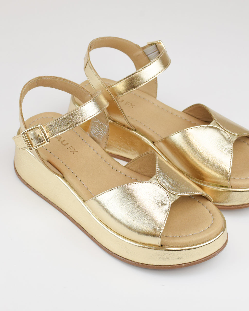 Sandalo con plateau in pelle laminata