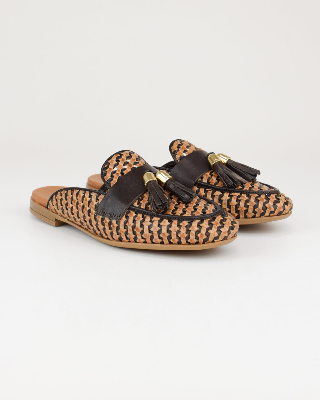 Sabot in pelle intrecciata con nappine