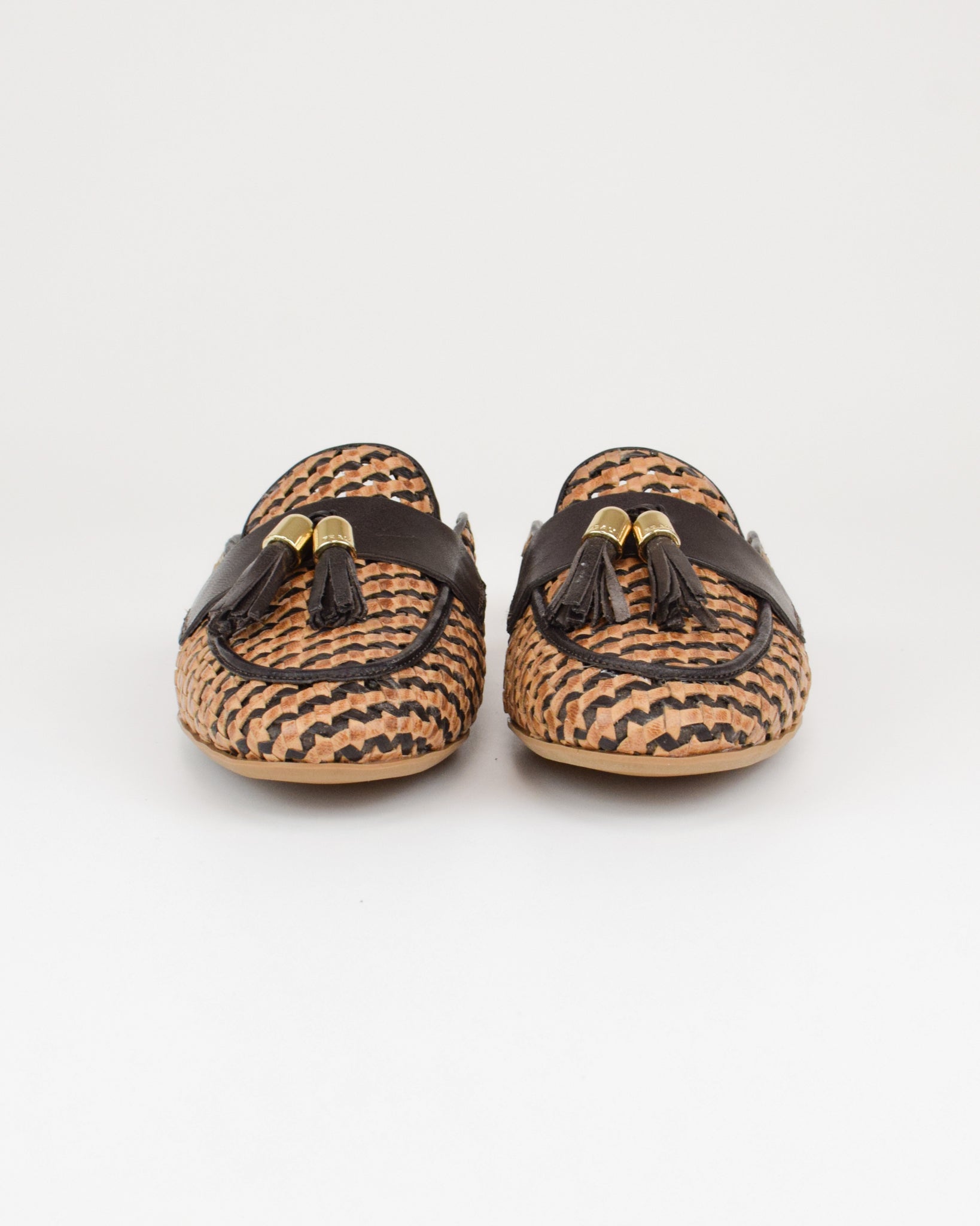 Sabot in pelle intrecciata con nappine