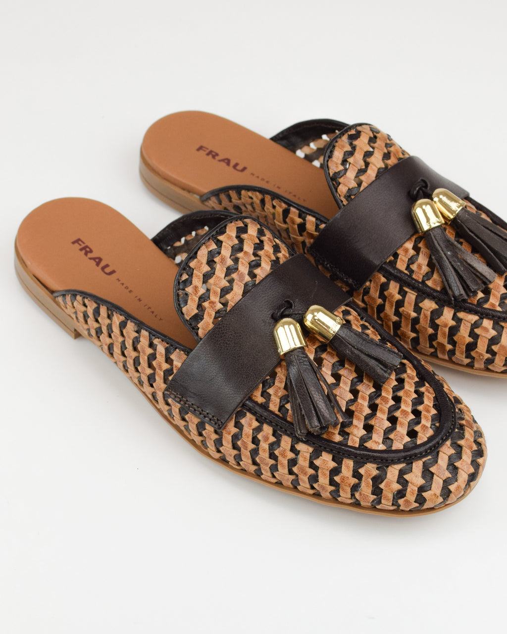 Sabot in pelle intrecciata con nappine