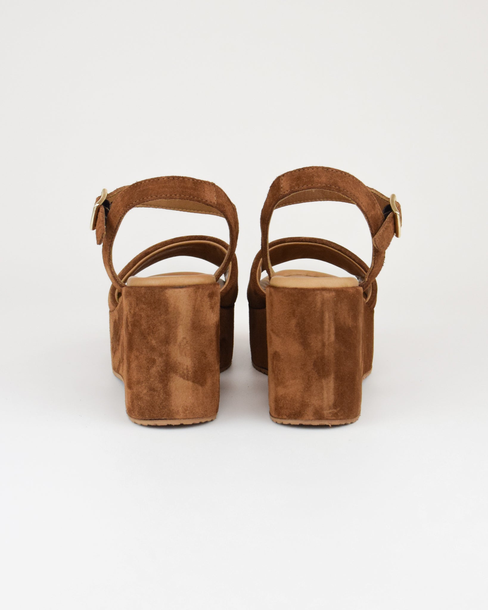 Sandalo con zeppa in pelle scamosciata