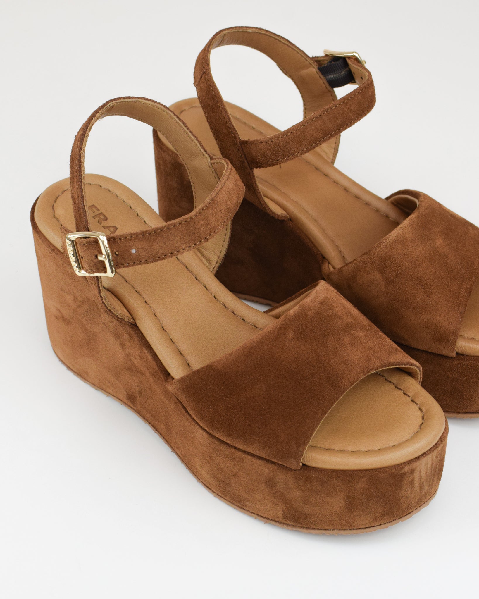 Sandalo con zeppa in pelle scamosciata