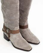 Stivale in pelle scamosciata con dettagli