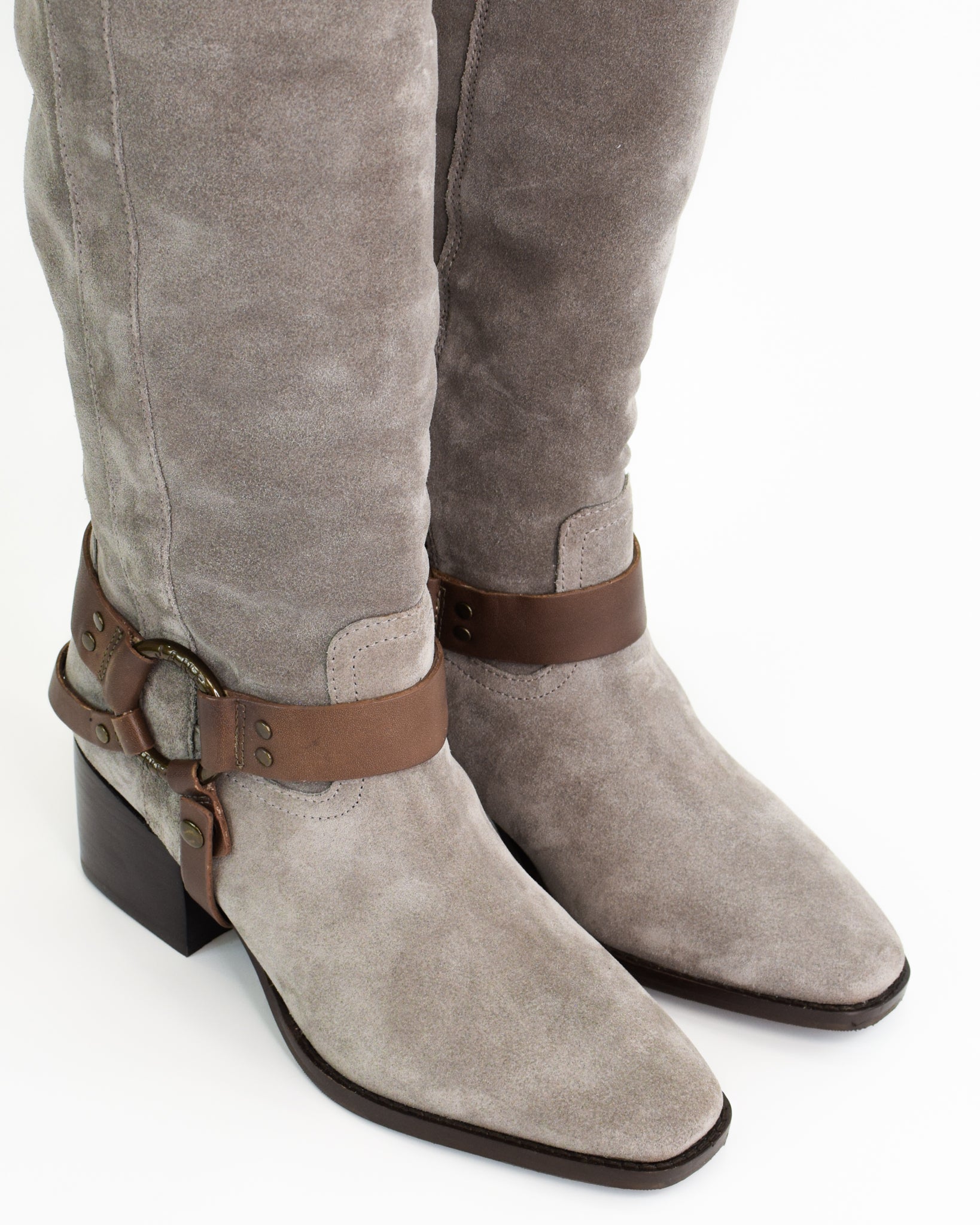 Stivale in pelle scamosciata con dettagli