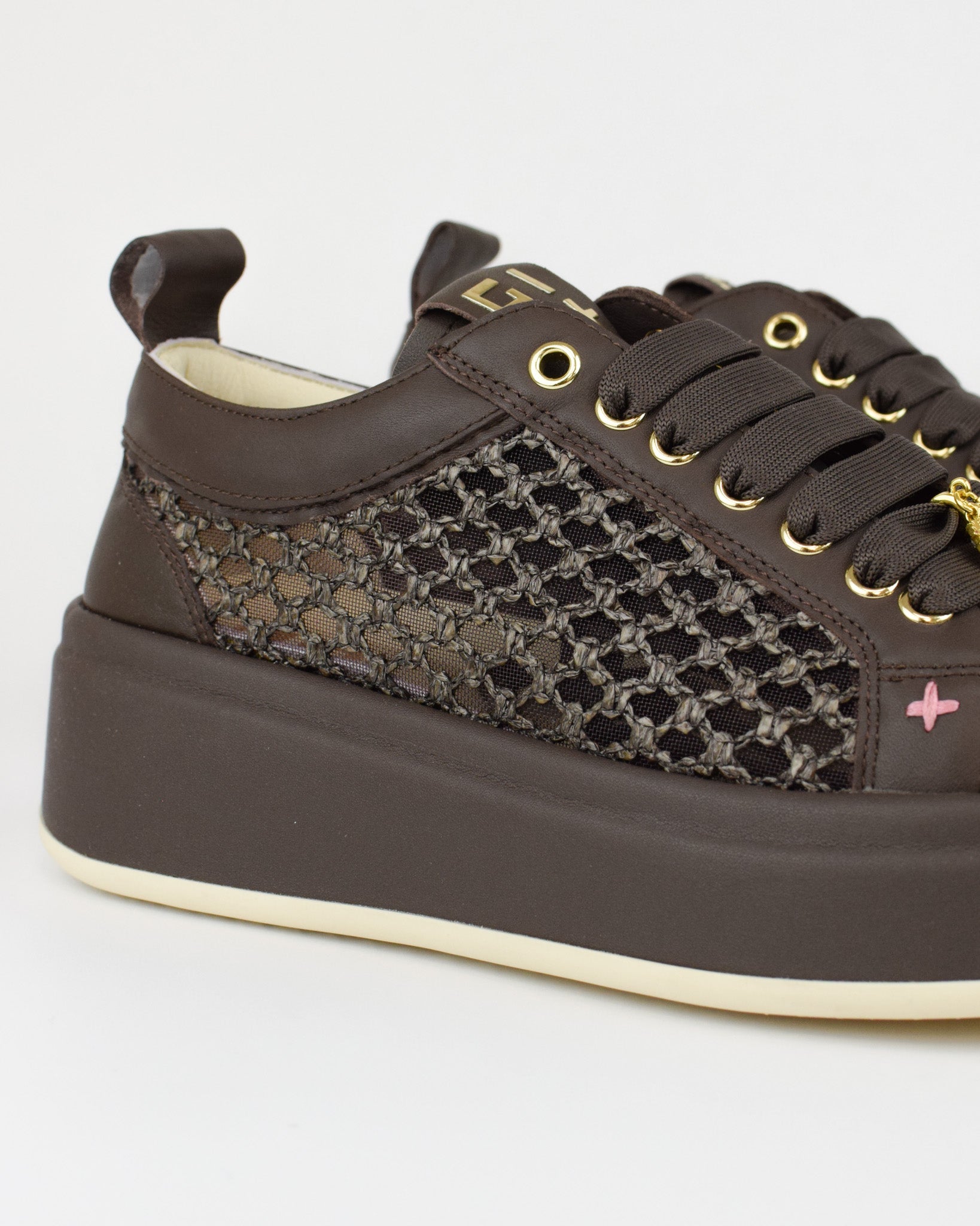 Sneaker in pelle e rafia