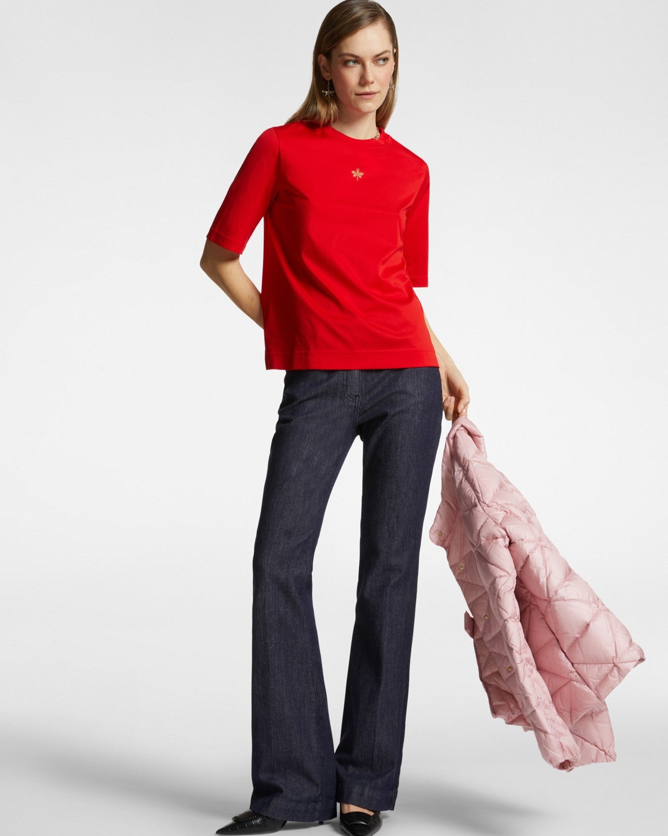 T-shirt con piccola libellula in strass