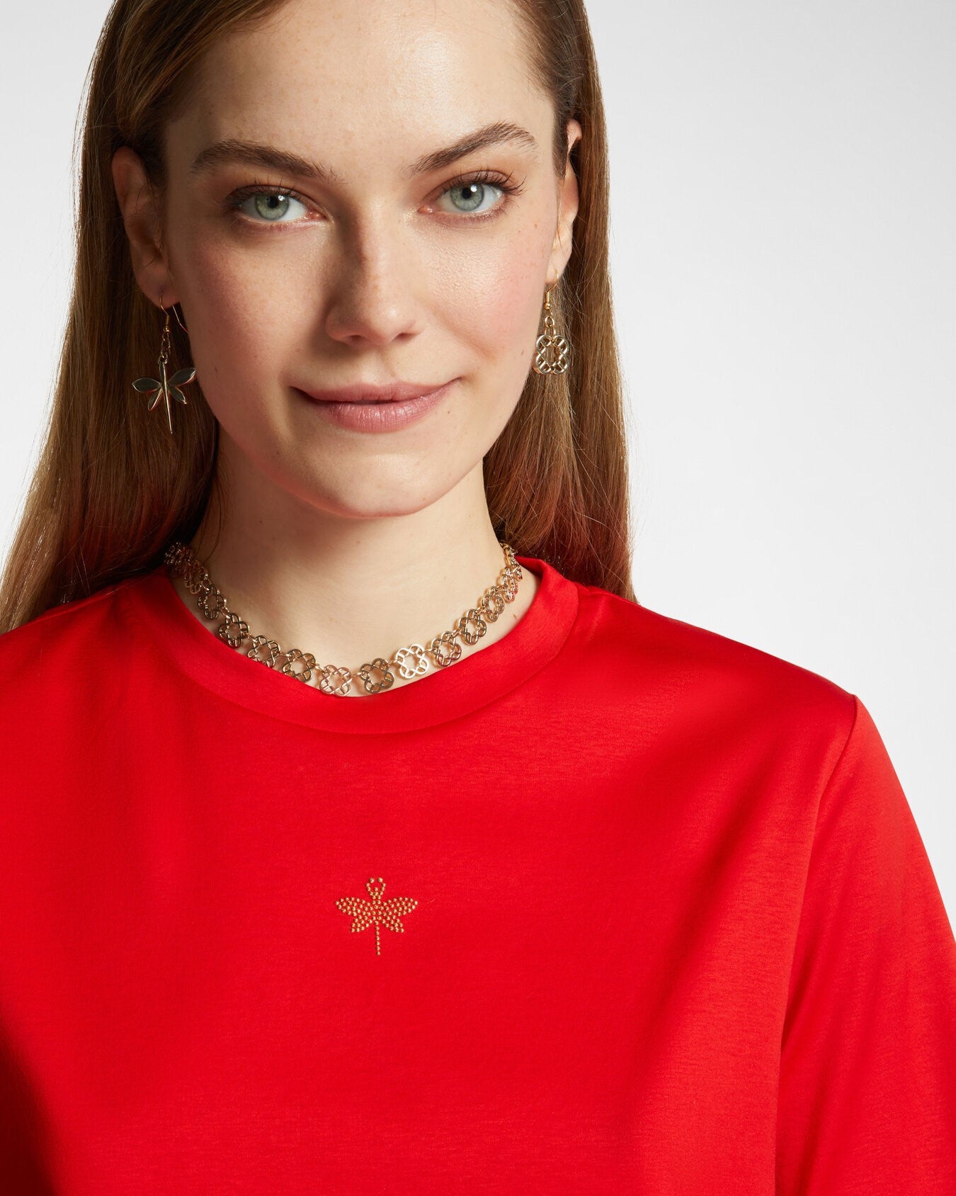 T-shirt con piccola libellula in strass