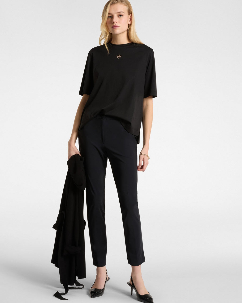 T-shirt con piccola libellula in strass