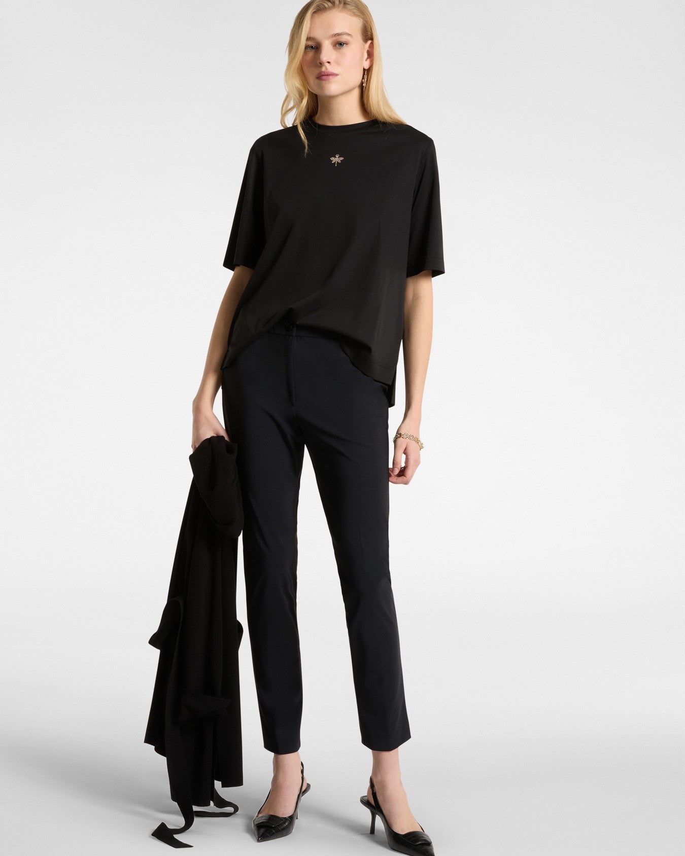 T-shirt con piccola libellula in strass
