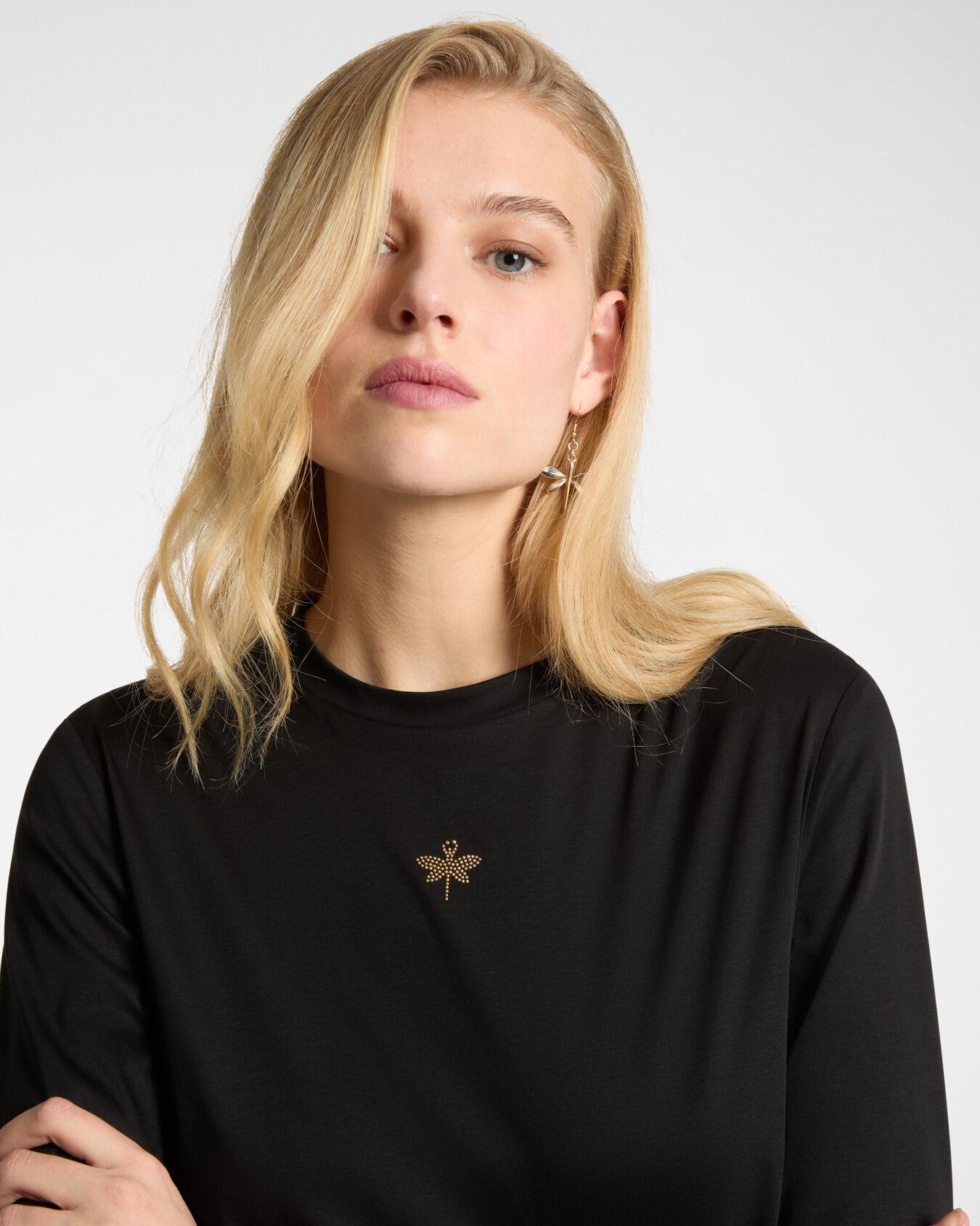 T-shirt con piccola libellula in strass