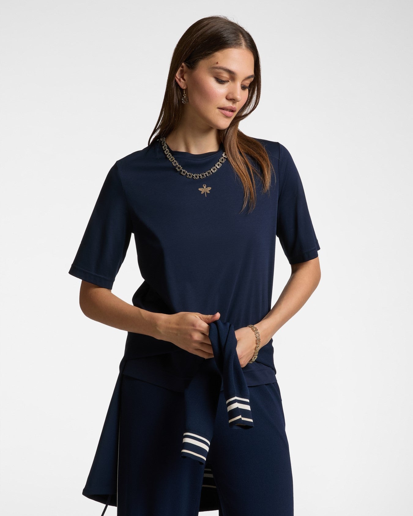 T-shirt con piccola libellula in strass