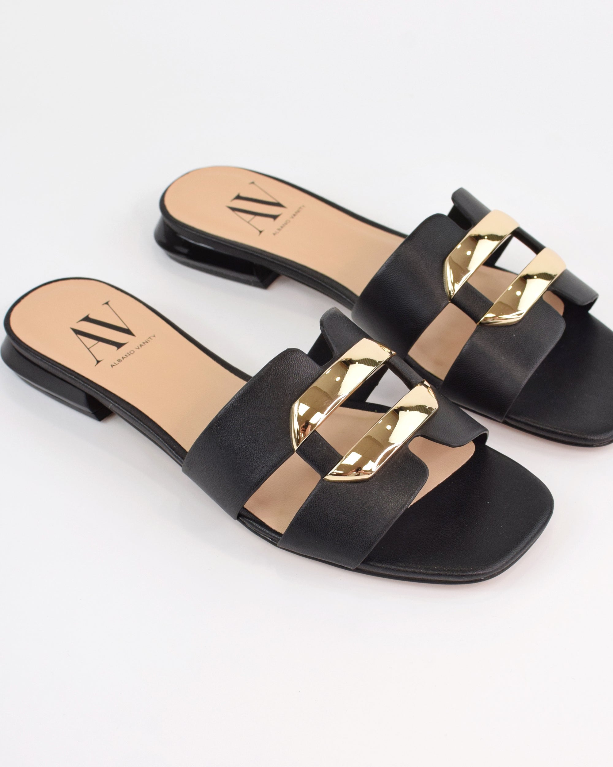 Ciabattina in pelle con dettaglio metallico