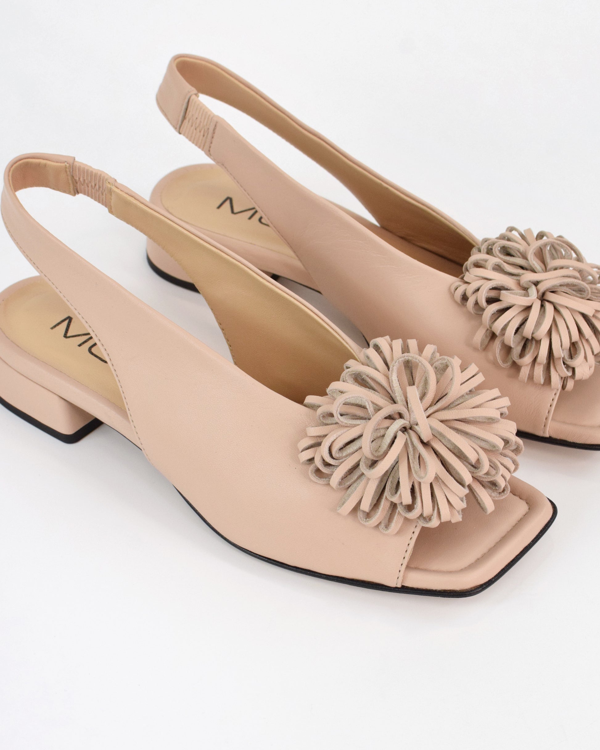 Sandalo basso con fiore decorativo