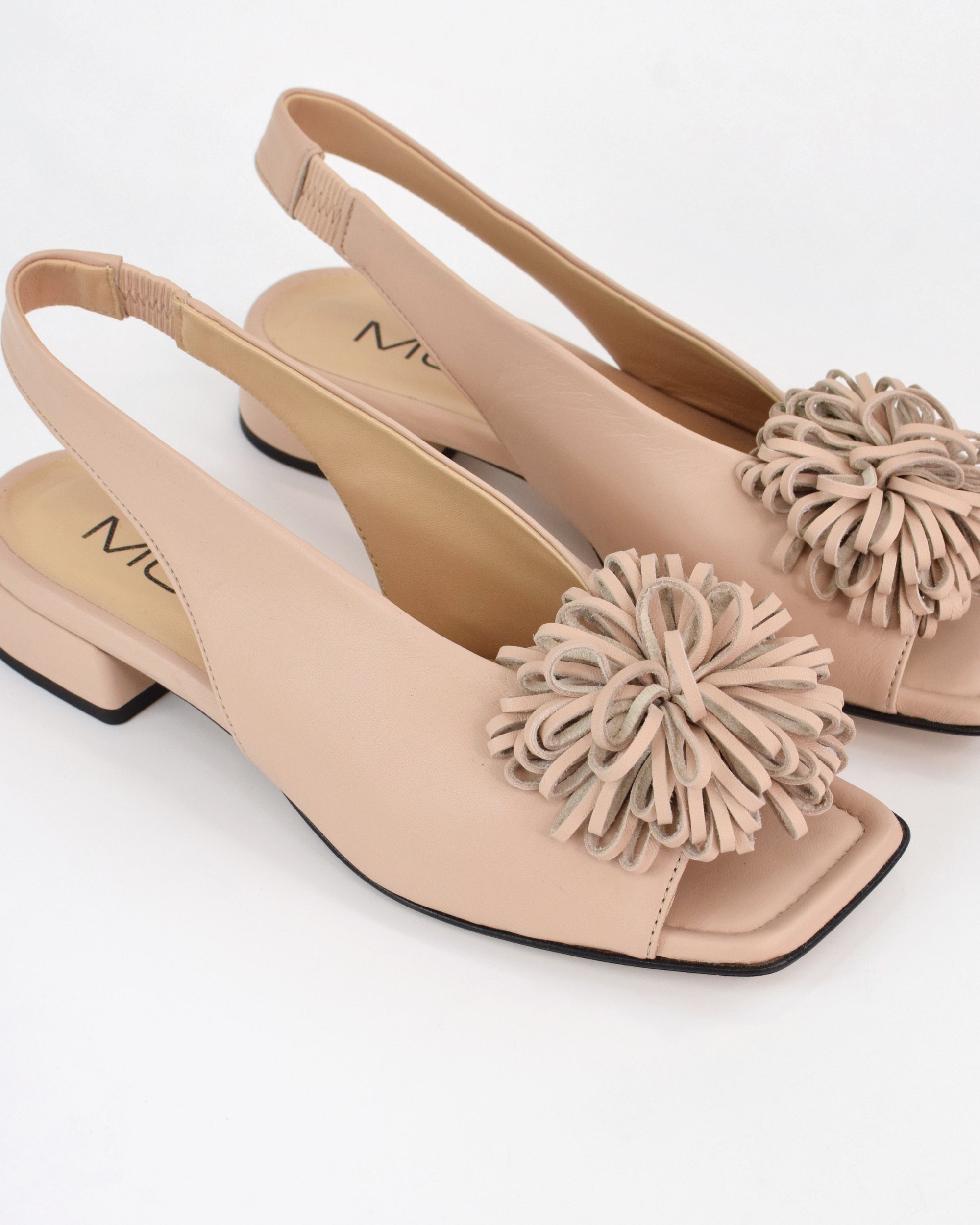 Sandalo basso con fiore decorativo
