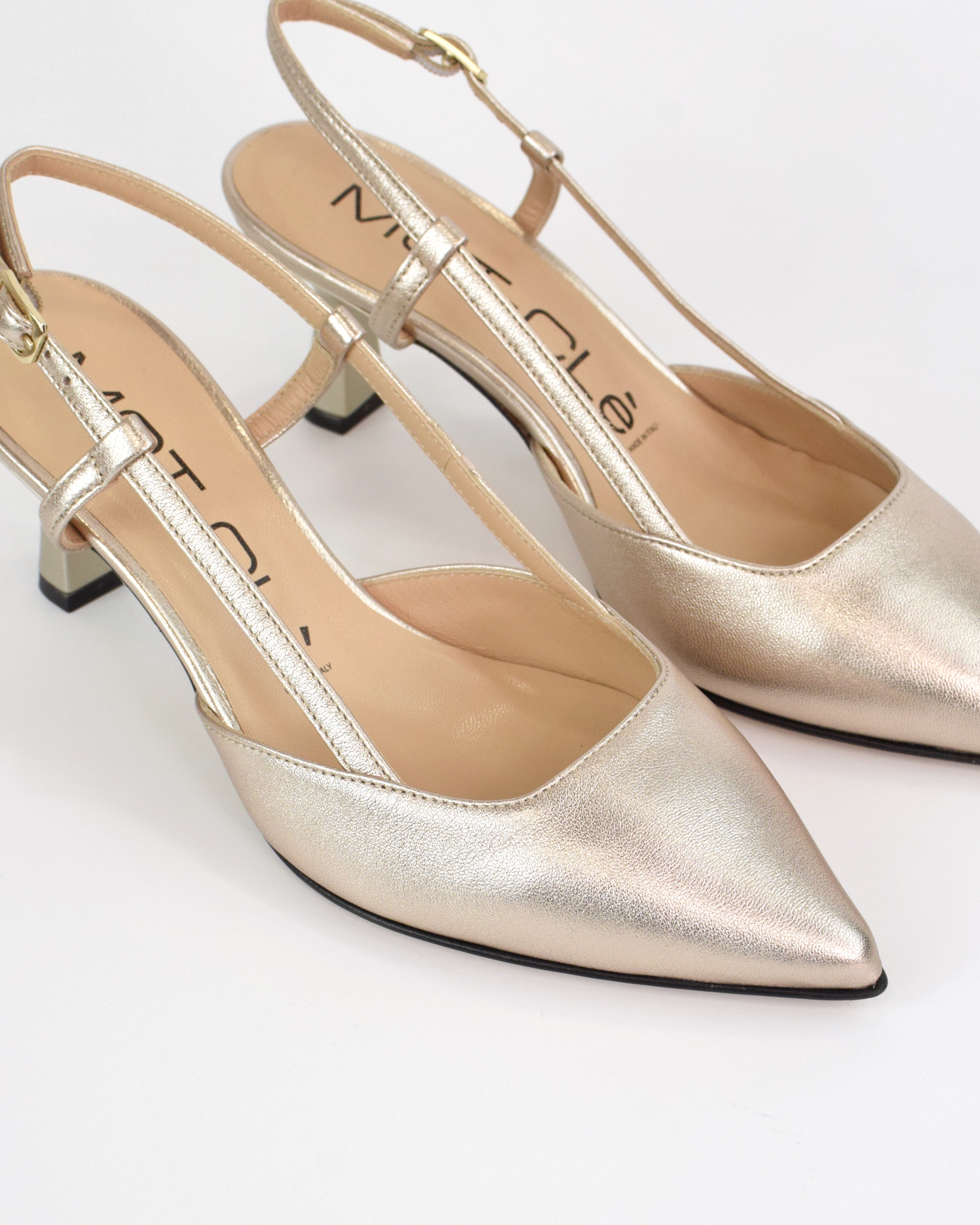 Slingback in pelle laminata
