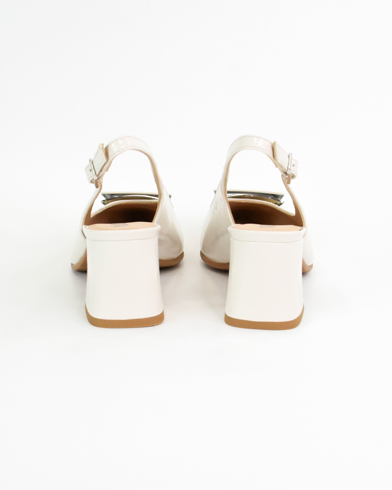Slingback in vernice con applicazione