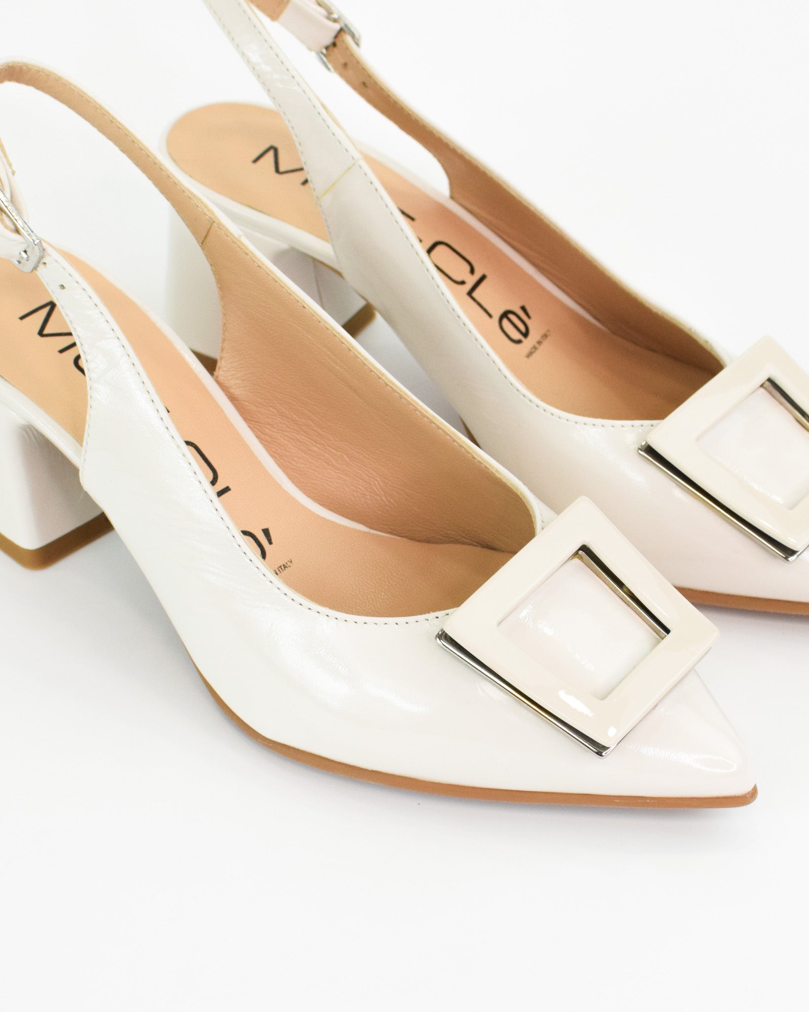 Slingback in vernice con applicazione