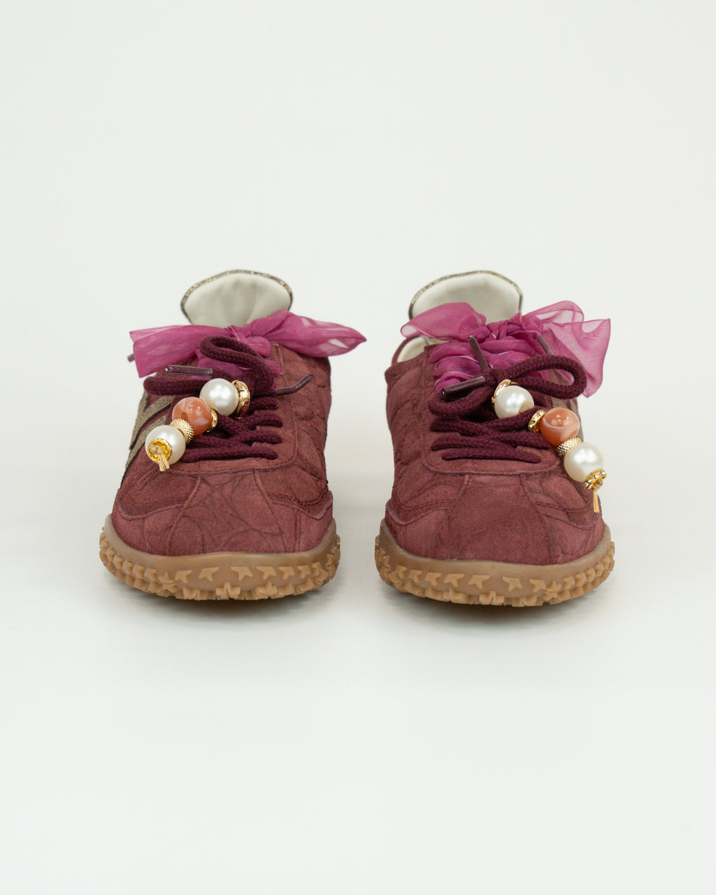 Sneaker in camoscio con dettagli gioiello