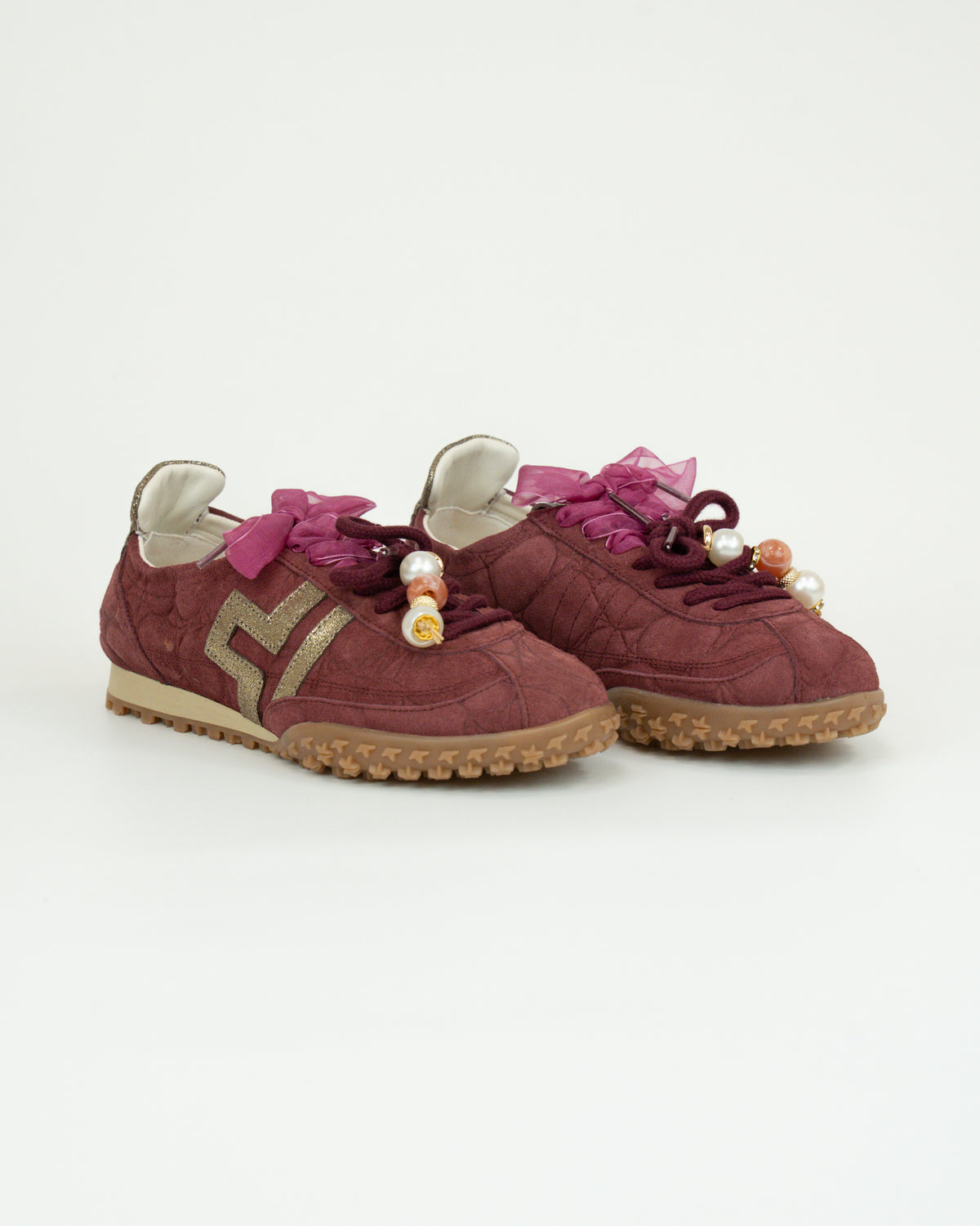 Sneaker in camoscio con dettagli gioiello