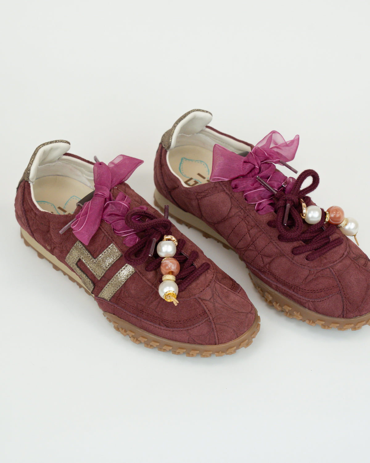 Sneaker in camoscio con dettagli gioiello