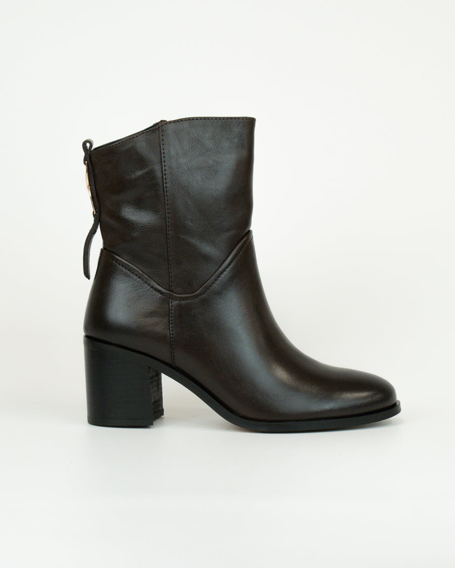 Tronchetto in pelle con accessorio sul dietro