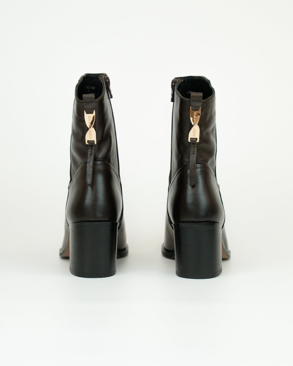 Tronchetto in pelle con accessorio sul dietro