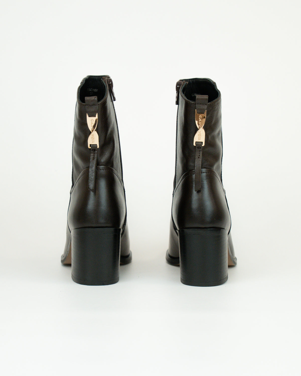 Tronchetto in pelle con accessorio sul dietro