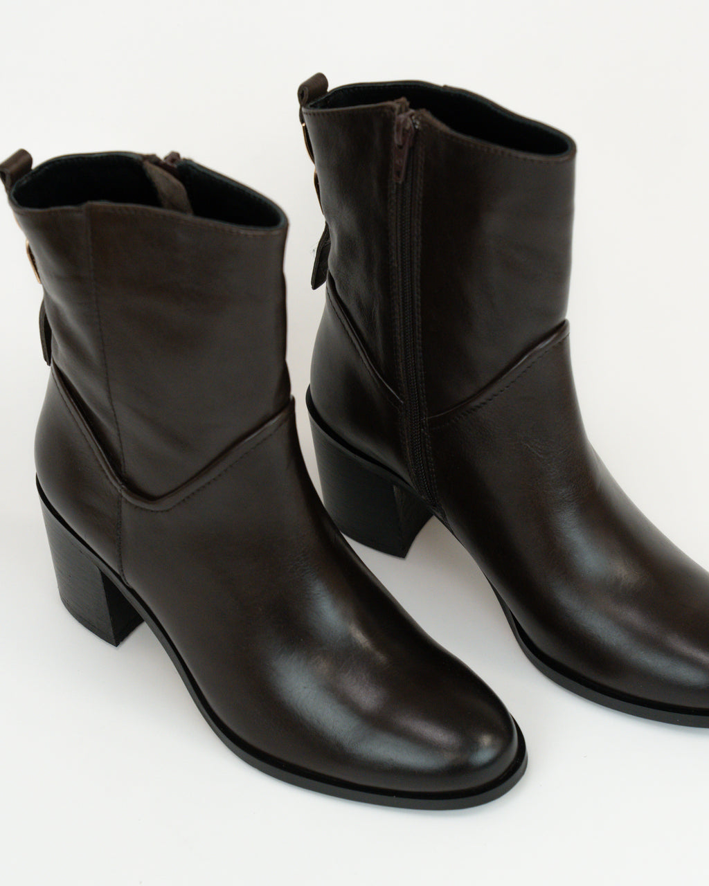 Tronchetto in pelle con accessorio sul dietro
