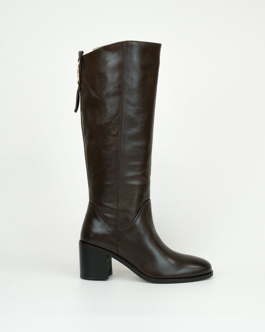 Stivale in pelle con accessorio sul dietro