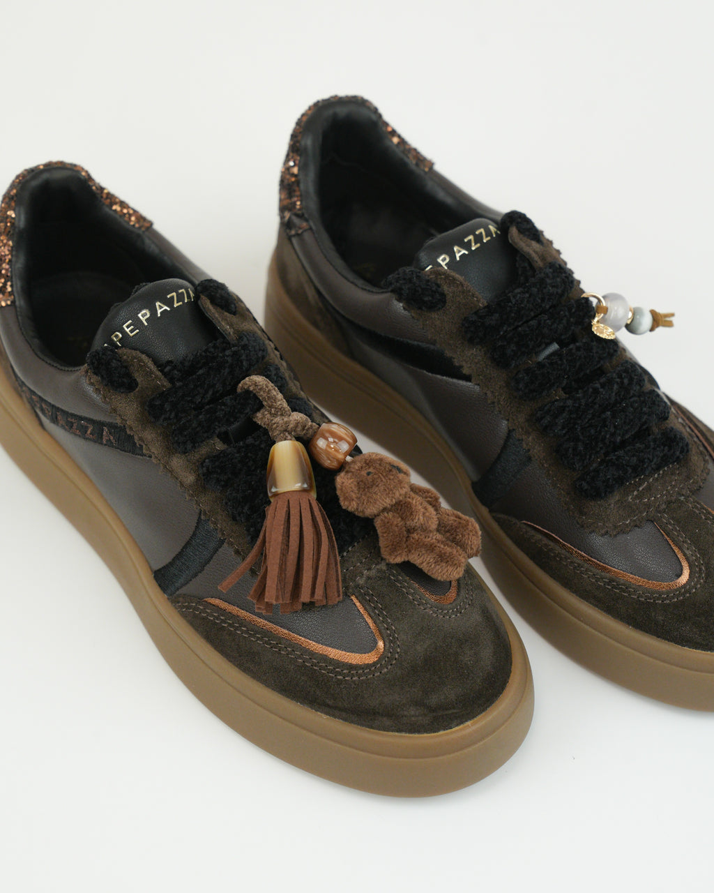 Sneaker Iris in pelle con dettagli gioiello