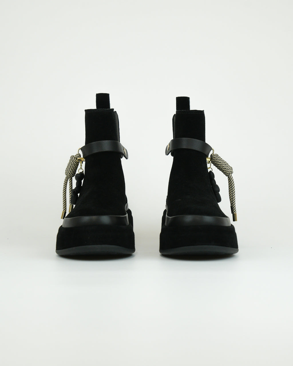 Stivaletto in suede con dettagli gioiello