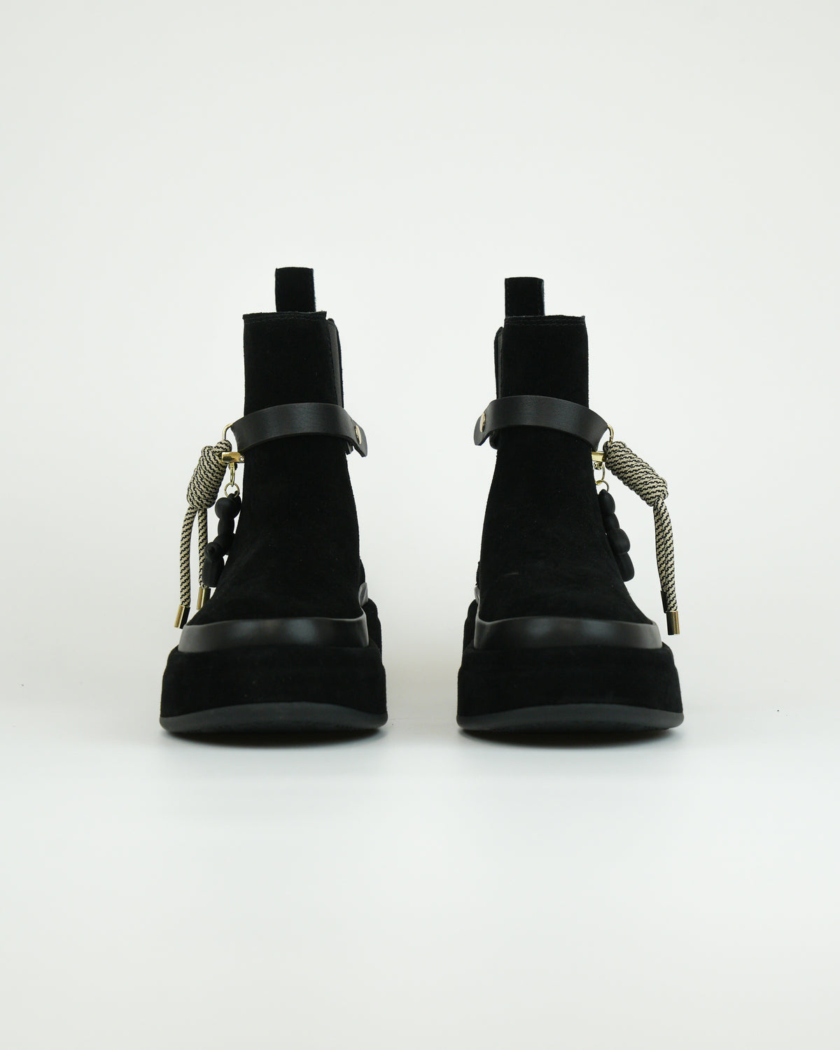 Stivaletto in suede con dettagli gioiello