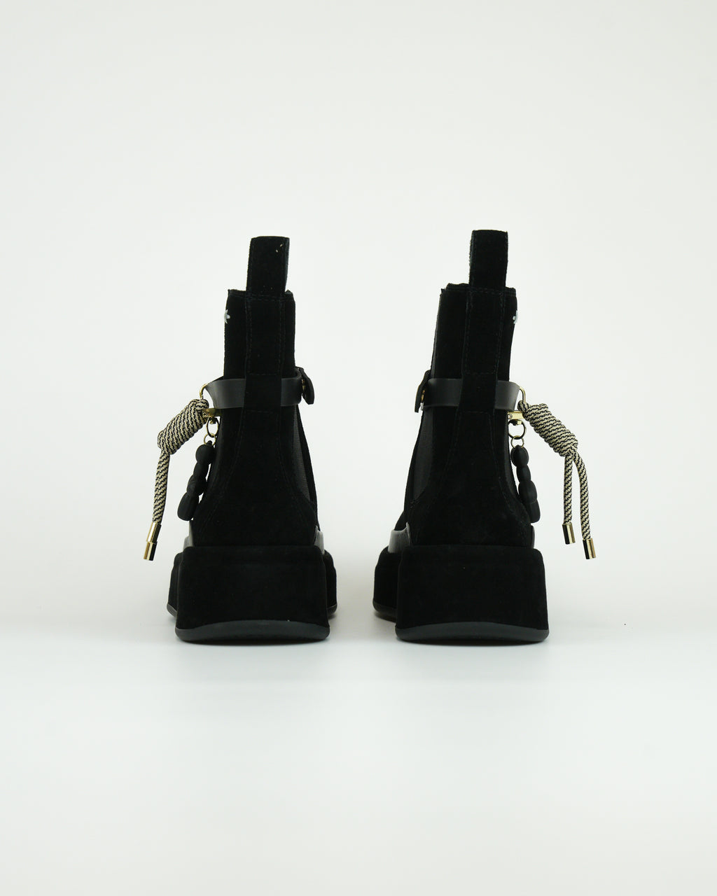 Stivaletto in suede con dettagli gioiello