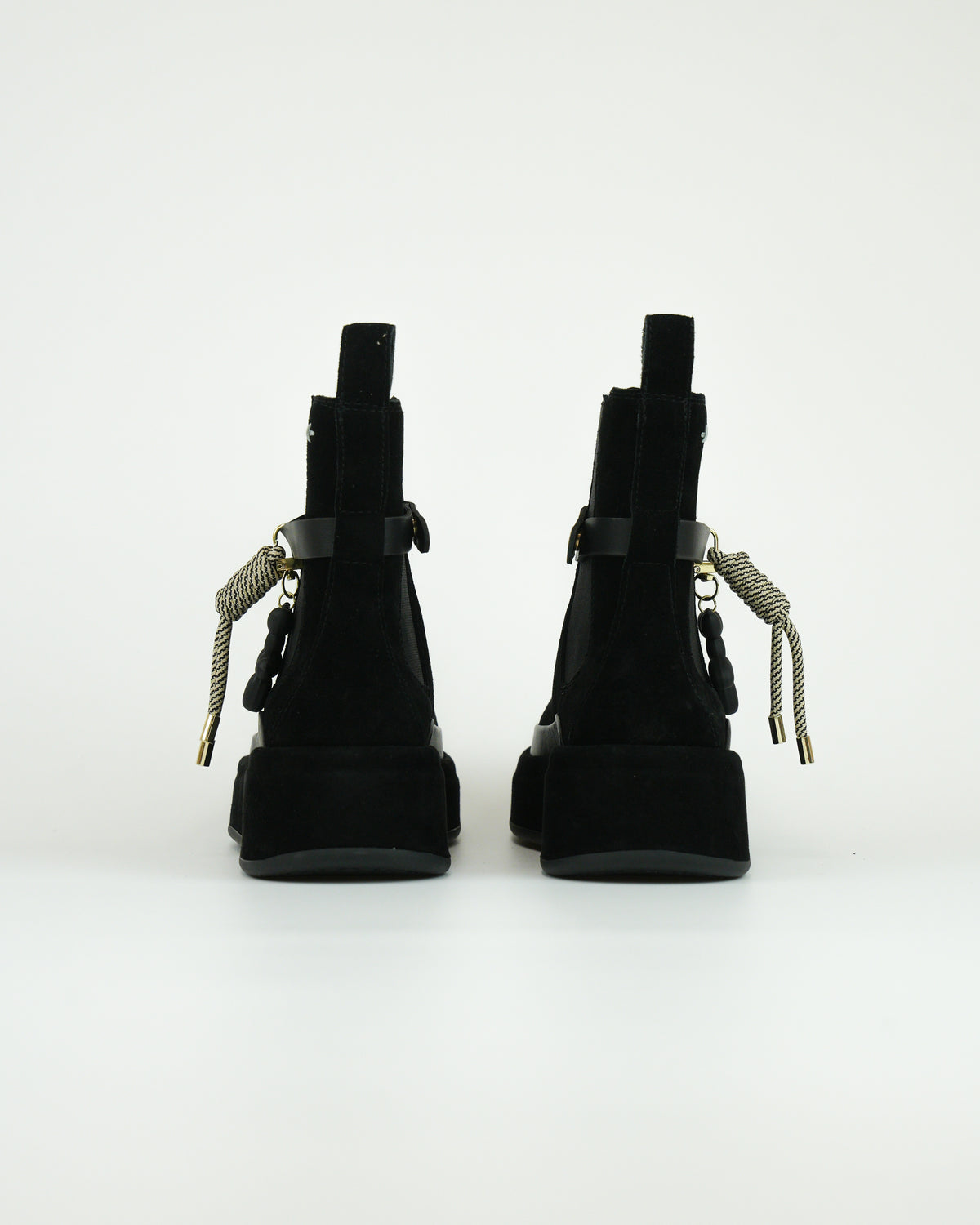 Stivaletto in suede con dettagli gioiello
