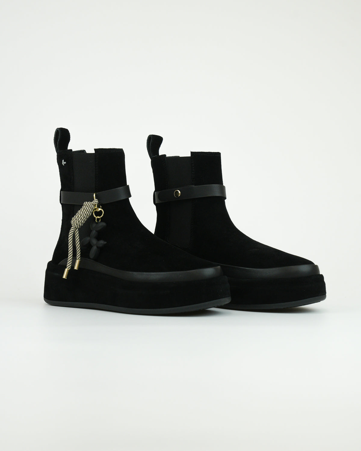 Stivaletto in suede con dettagli gioiello