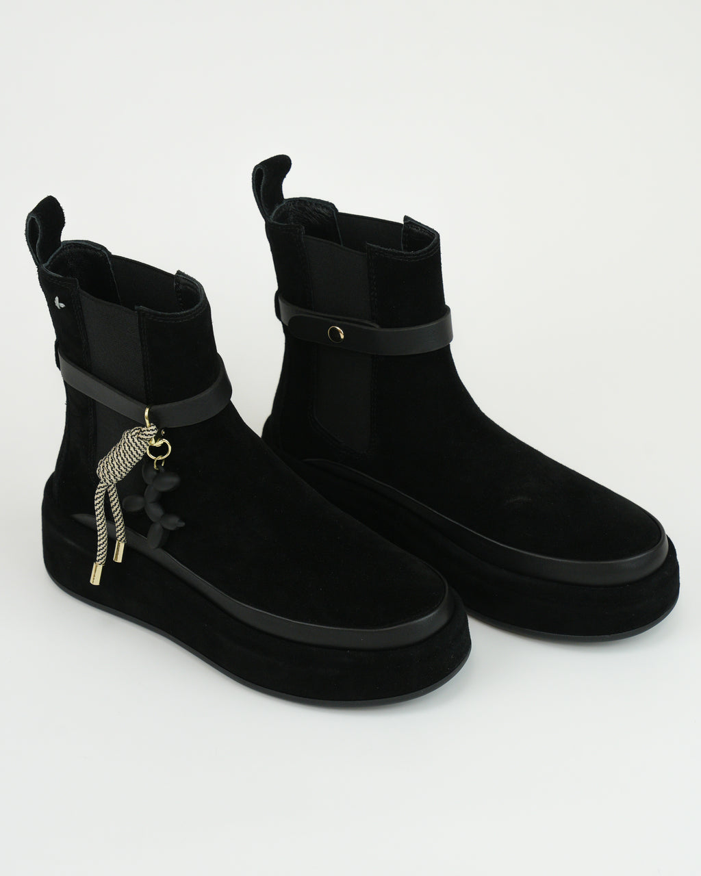 Stivaletto in suede con dettagli gioiello