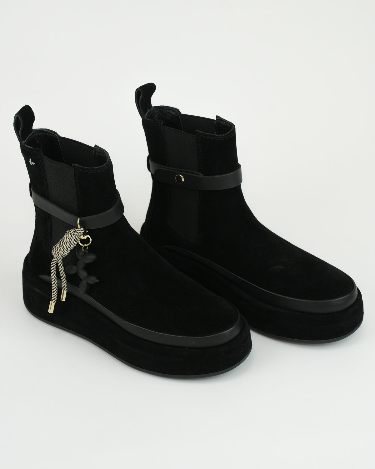 Stivaletto in suede con dettagli gioiello